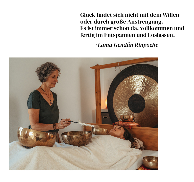 Collage mit einem Bild von Dagmar Mösle. Person liegt auf Klangliege mit einer Decke und drei Klangschalen. Dagmar schlägt eine Klangschale an.